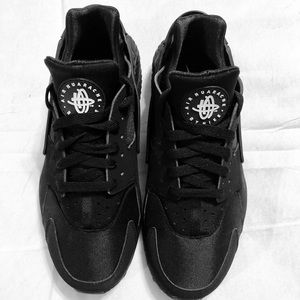 BLACK NIKE AIR HUARACHE WOMENS SZ 9